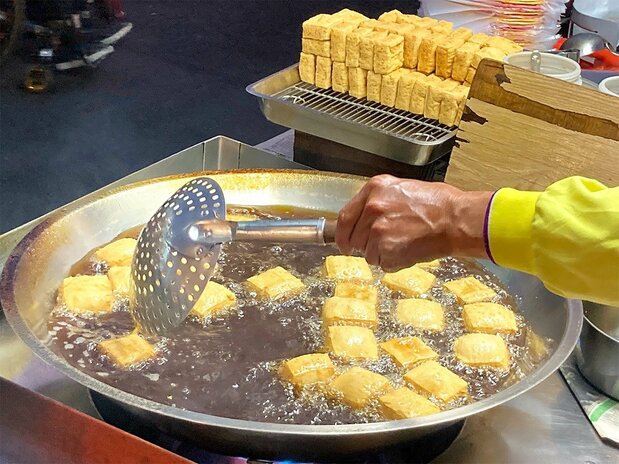 夜市グルメの定番でもある揚げ臭豆腐