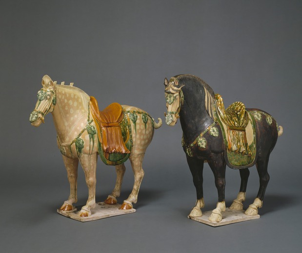 Paire de figurines funéraires de chevaux à glaçure tricolore. Les céramiques sancai, à la glaçure tricolore de la dynastie Tang, étaient destinées aux tombes de l’élite chinoise entre la seconde moitié du VIIe siècle et le milieu du VIIIe siècle, période de plein essor de la dynastie. Elles ont profondément influencé la culture céramique japonaise. (© Musée national de Kyoto)