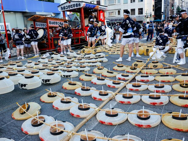 The frames used for the Akita Kantō Matsuri are festooned with 10,000 candlelit lanterns. (© Haga Library)