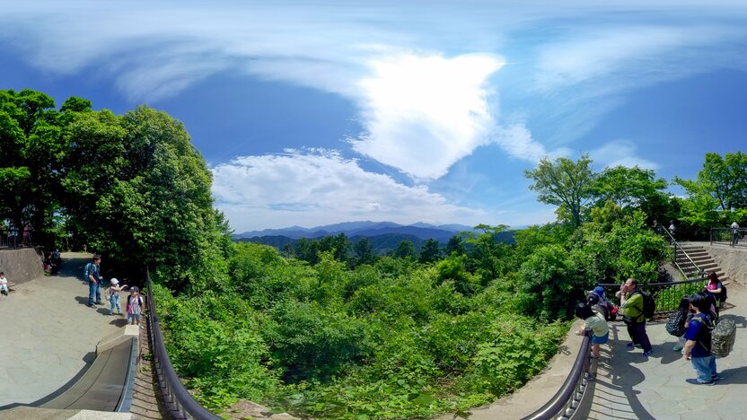 山頂からは丹沢の山々を一望にできる