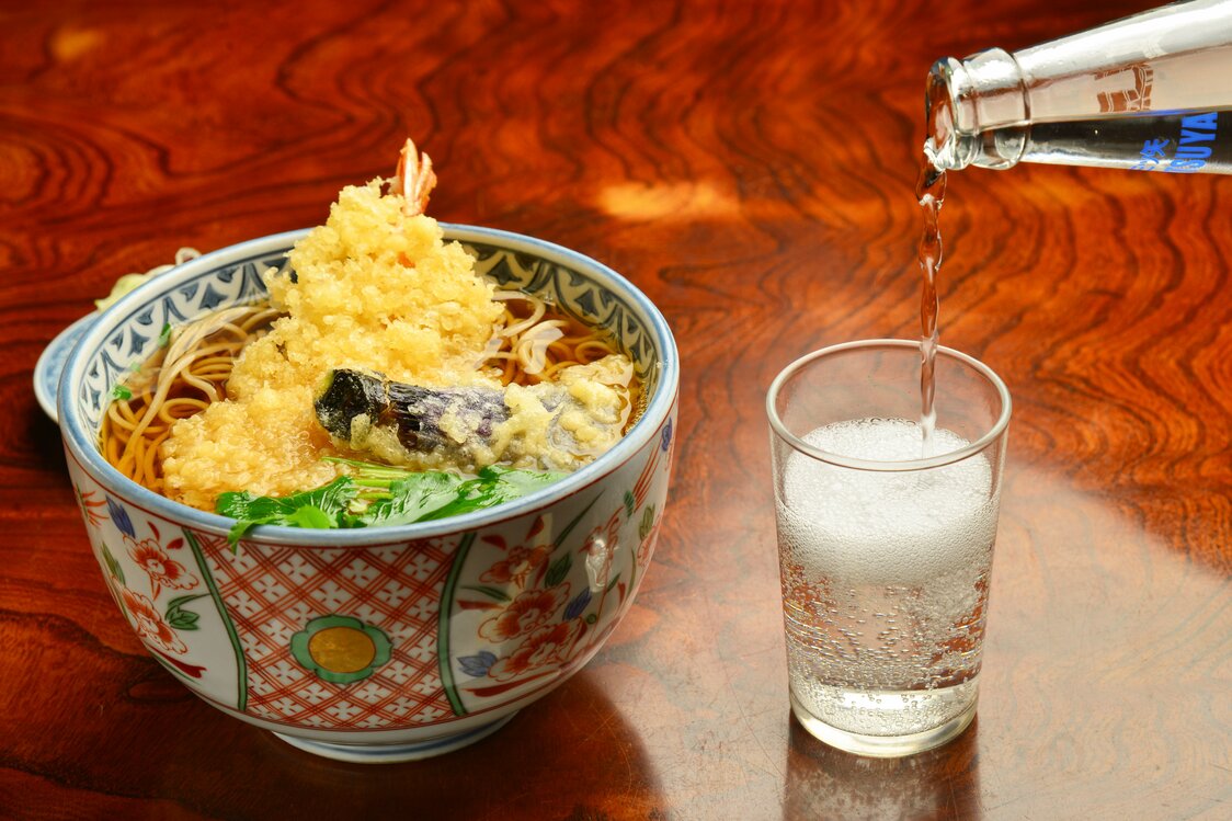 El menú Kenji, un cuenco de soba con tempura y una botella del refresco similar a la gaseosa. El combinado preferido del escritor cuesta mil yenes (sin IVA).