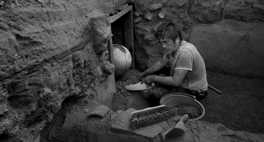 ソンマ遺跡で発掘作業にあたる岩城氏　© 21UNO FILM SRL / STEMAL ENTERTAINMENT SRL 2025