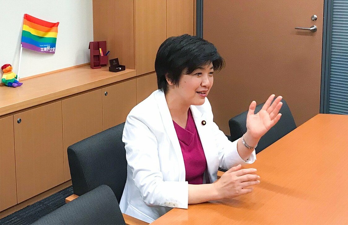 La parlamentaria Otsuji Kanako durante la entrevista.