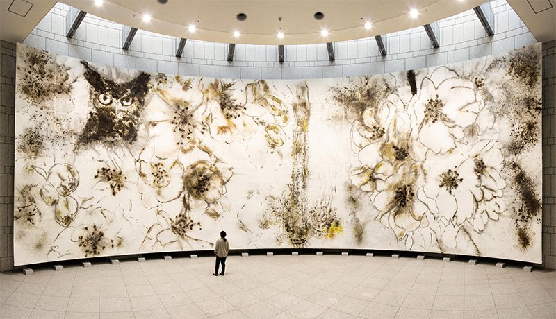 Nighttime Sakura, 2015. Gunpowder on paper. 800 cm x 2,400 cm. From the artist’s collection; viewed in installation at the Yokohama Museum of Art, 2015. Photo by Gu Kenryou. © Cai Studio