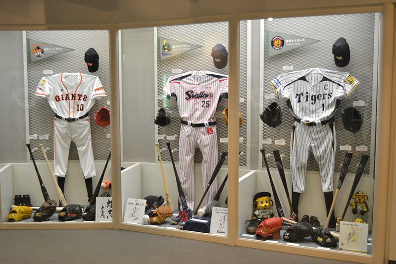 Equipaciones de los Gigantes de Yomiuri, las Golondrinas de Yakult y los Tigres de Hanshin (Museo del Béisbol de Japón. Fotografía: nippon.com)
