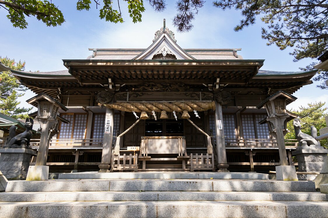 高台に鎮座する拝殿。その裏手には本殿に加え、三王神社などの末社もある