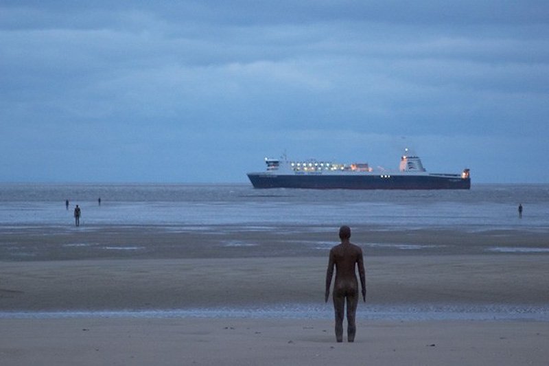 葛姆雷（Antony Gormley）的「另一個地方（Another Place）」（照片提供：利物浦雙年展）