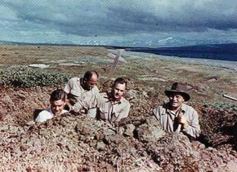 ブレヴィグ・ミッションで永久凍土の墓を掘るヨハン・ハルティン（左端）（1951年ハルティン撮影）