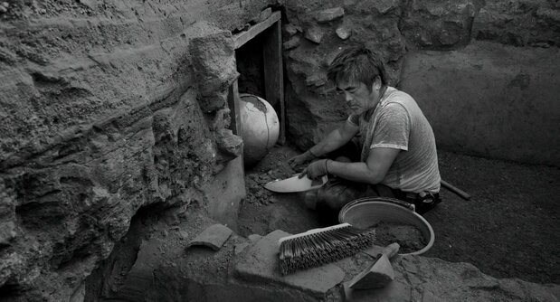ソンマ遺跡で発掘作業にあたる岩城氏 © 21UNO FILM SRL / STEMAL ENTERTAINMENT SRL 2025