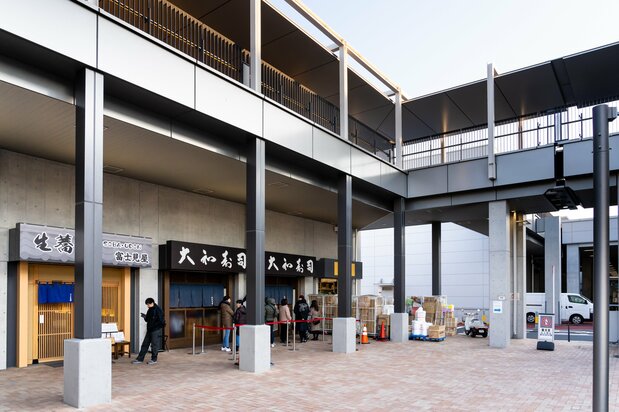 屋外にある青果棟の飲食・物販店舗エリア。大和寿司には行列が