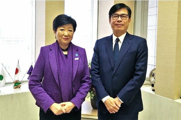 訪問東京時，與東京都知事小池百合子合影的高雄市長陳其邁。（高雄市政府提供）