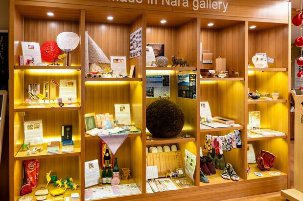 Sección donde se exhiben productos típicos de la prefectura de Nara. Hay, por ejemplo, fideos sōmen de Minowa, sushi envuelto en hojas de caqui, utensilios para caligrafía, artículos elaborados con madera de cedro de Yoshino y, sorprendentemente, hasta un guante de béisbol.