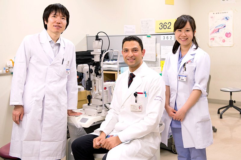一緒に働く同僚の医師たち。「彼が外国人であるとは意識しないですね。他の医師と同じ。日本人でもいろいろな人がいますからね。彼も、そのいろいろな人の中の一人です」（星和宏医師）。「オサマ先生は、良い意味で空気を読まない。思っていることをはっきり言ってくれるところが、とても良いと思います」（原千尋医師）。