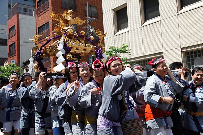 The Komagata “mikoshi” makes its way to Asakusa Shrine.
