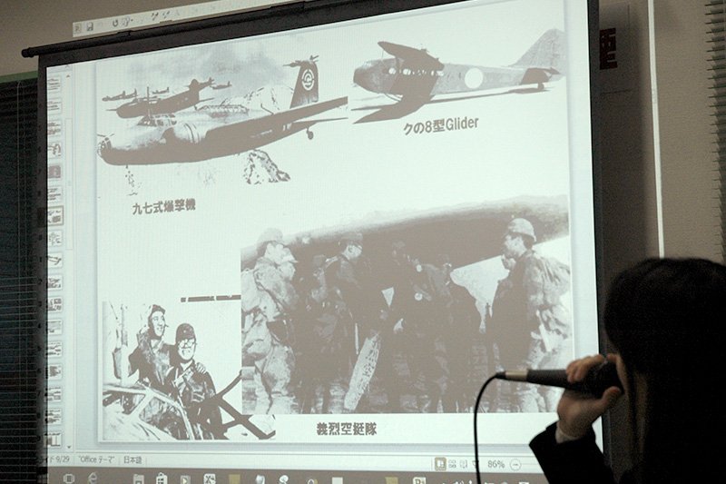 Во время лекции Го использует много архивных фотографий военного периода. На фотографии слева – тяжелый бомбардировщик, один из тех, на которых летал его авиаотряд (фото Масуда Мики)
