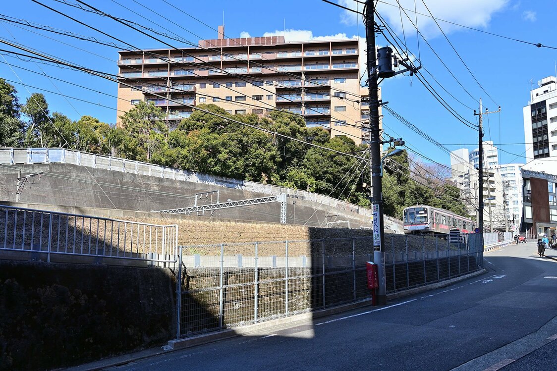 東横線脇のコンクリート擁壁の上、マンションの建物前の緑地あたりに目黒元富士があった。斜面が削り取られるまでは、小高い丘だったと想像できる