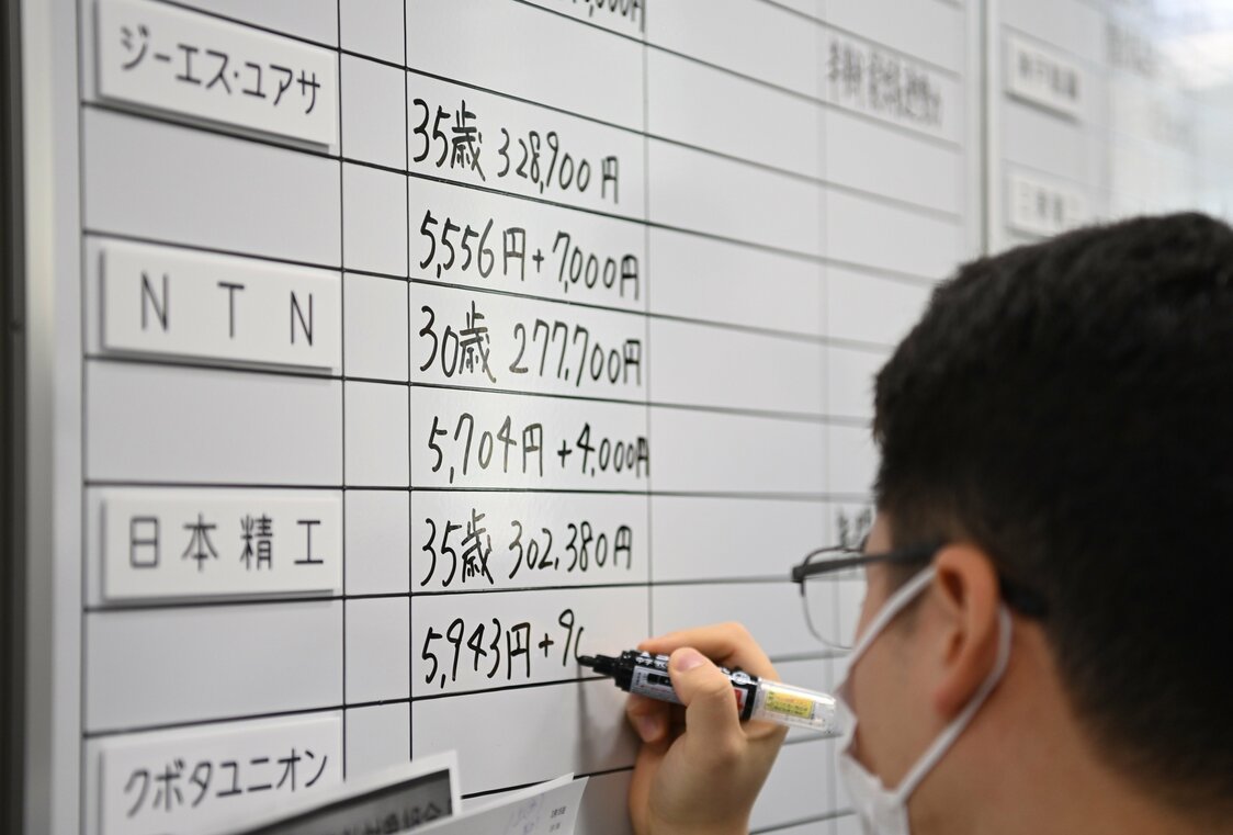 春闘の回答状況を書き込む金属労協職員、来年も大幅賃上げはなるか？（代表撮影・時事）