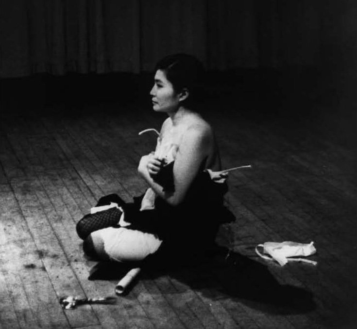 Yoko Ono durante la performance Cut Piece, en el Carnegie Hall (Nueva York), en 1965 (imagen de Minoru Niizuma © Yoko Ono; cortesía del archivo fotográfico Lenono, http://imaginepeace.com).