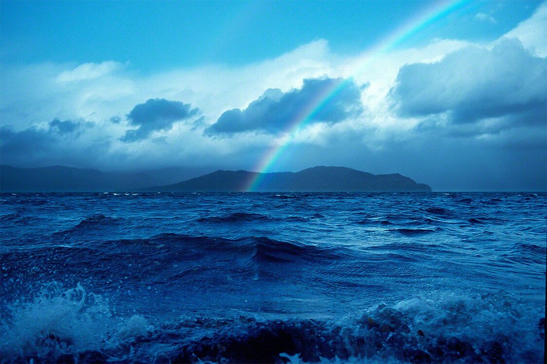 Un arc-en-ciel au-dessus des eaux agitées du lac Kussharo après une bourrasque du soir provoquée par un front froid.