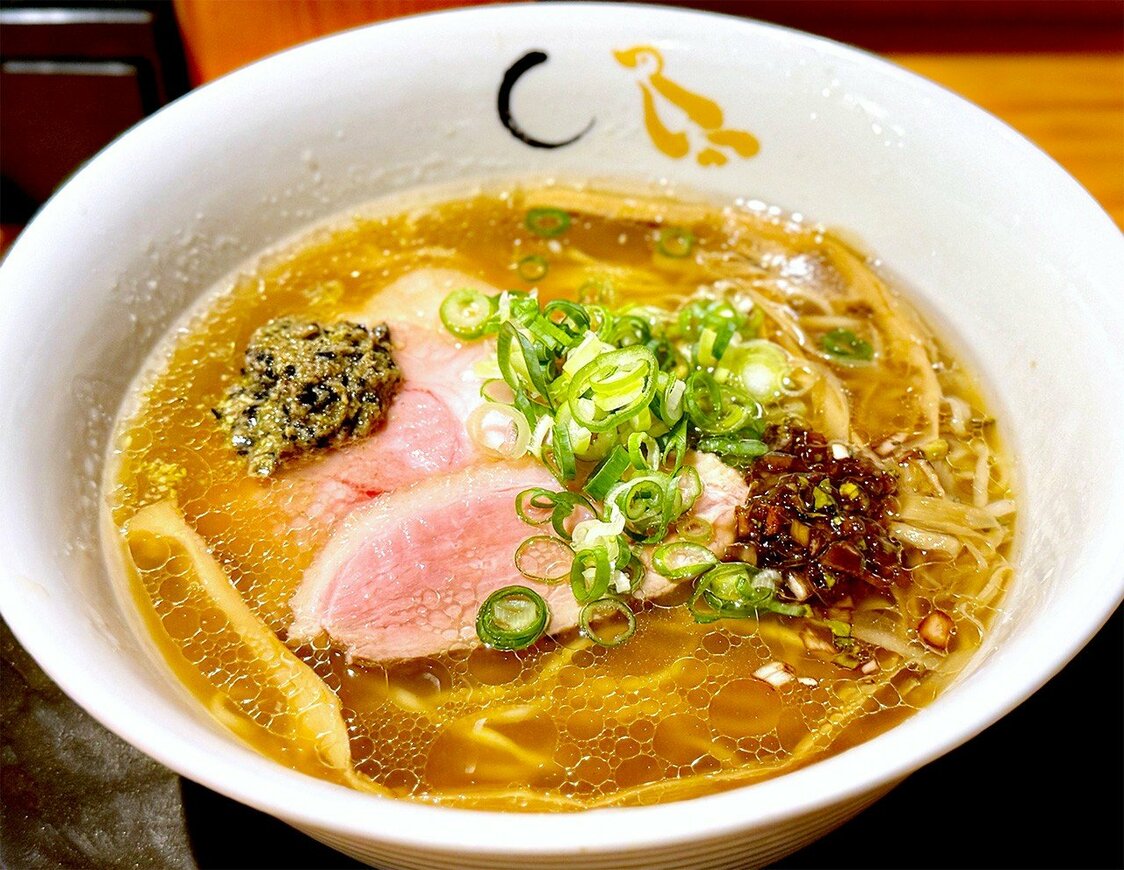 Un bol de râmen à la sauce soja au restaurant « Konjiki Hototogisu » au prix de 1 300 yens (© Yamakawa Daisuke)