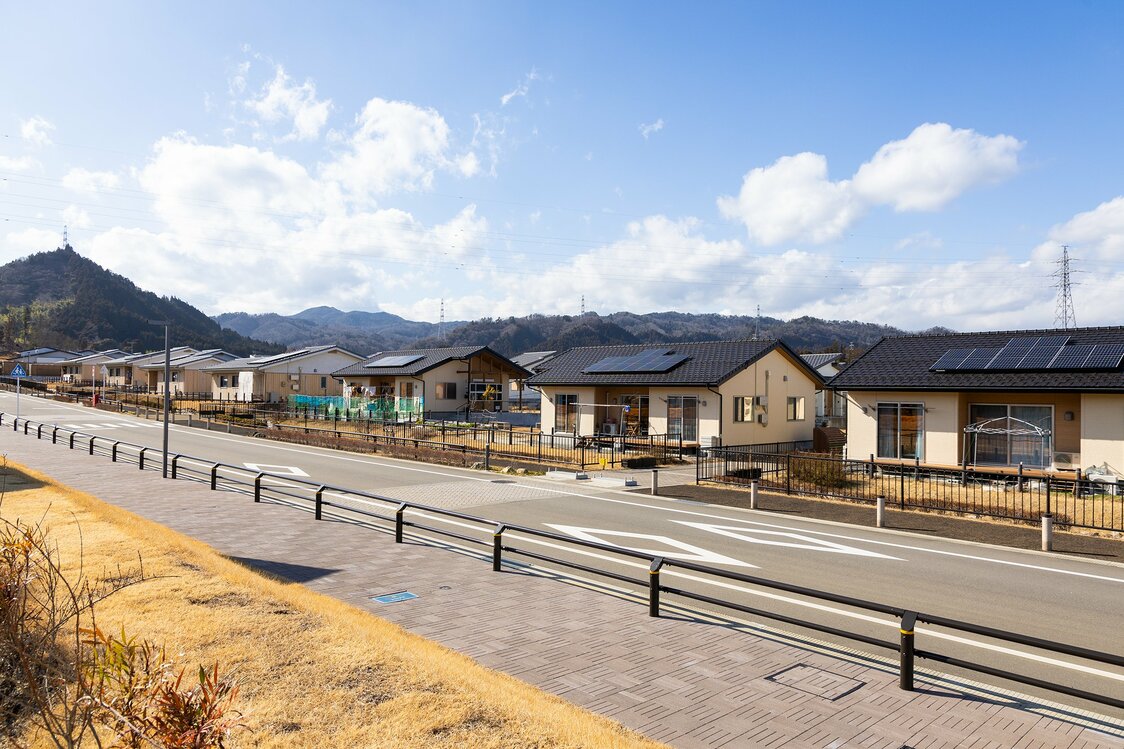 学校の前には災害公営住宅が並んでおり、移住者が入居可能な子育て支援住宅もある
