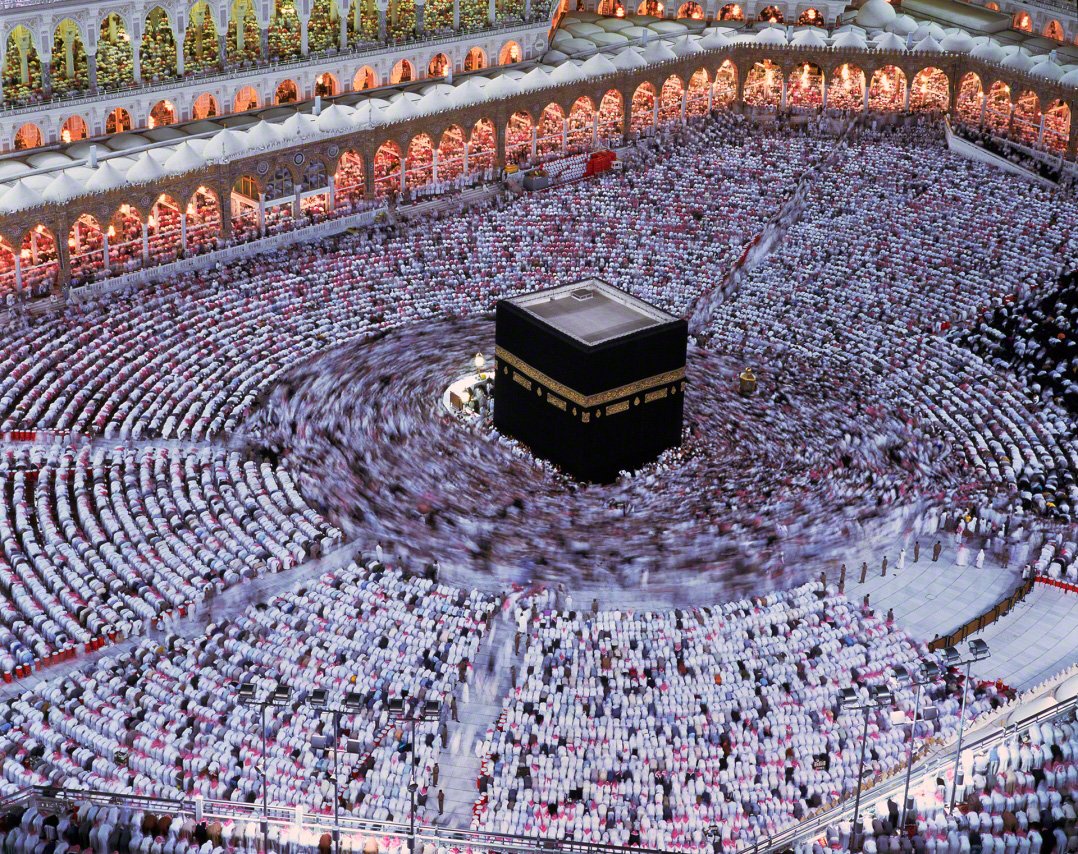 La nuit du 27e jour du mois de Ramadan, un million de personnes prient toute la nuit à la mosquée de La Mecque, en Arabie saoudite, en 1995. Cette nuit, appelée Laylat al-Qadr, est considérée comme la nuit la plus sacrée de l’année, celle où le Coran a été transmis par Dieu au prophète Mahomet. (Extrait de « Pèlerinage à La Mecque »)