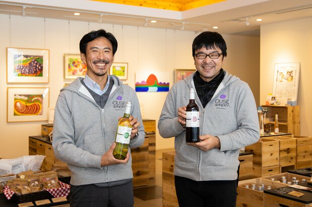 「Vin de Ollage 2019」を手にする河内代表（左）と佐々木さん（右）