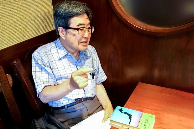 Hamai Takeshi, l’éditeur du livre, raconte que le premier titre à avoir été envisagé était « La Destruction du Japon ». Sur la table devant lui, on aperçoit les deux tomes de La Submersion du Japon, parus chez Kôbunsha dans la collection Kappa Novels.