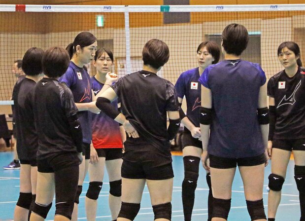 Araki (left center) offers advice to younger players on February 14, 2020, during the national team’s training camp at the Ajinomoto National Training Center. (© Jiji)