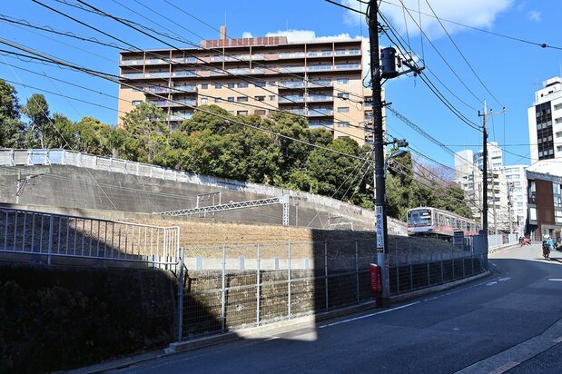 東横線脇のコンクリート擁壁の上、マンションの建つあたりに目黒元富士があった。斜面が削り取られるまでは、小高い丘だったと想像できる