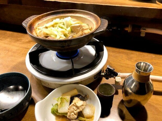 日本酒の日(10月1日)の熱燗は一段と旨い(2020年10月1日、東京・新宿区荒木町)=評者撮影