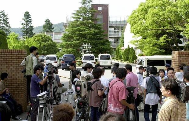 2001年6月8日，一名男子持刀闯入大阪教育大学附属池田小学，相继刺伤多名学生和老师，造成8名学生死亡，20多人受伤。事件发生后，学校大门前聚集了大量媒体记者（时事社）