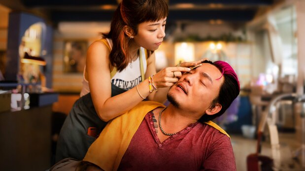 タイはフェンを指名するが、彼女はまだまだ実力不足(Netflix映画『ミス・シャンプー』12月28日より独占配信)