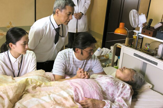 映画『みとりし』より。看取り士に見守られ家族が最期を看取る場面　©2019「みとりし」製作委員会
