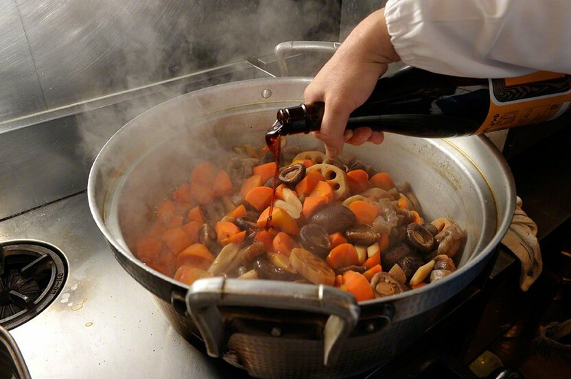 煮しめの味を濃口醤油で調整する。