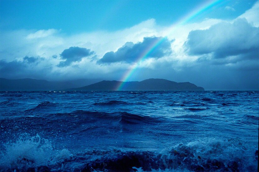 Un arc-en-ciel au-dessus des eaux agitées du lac Kussharo après une bourrasque du soir provoquée par un front froid.