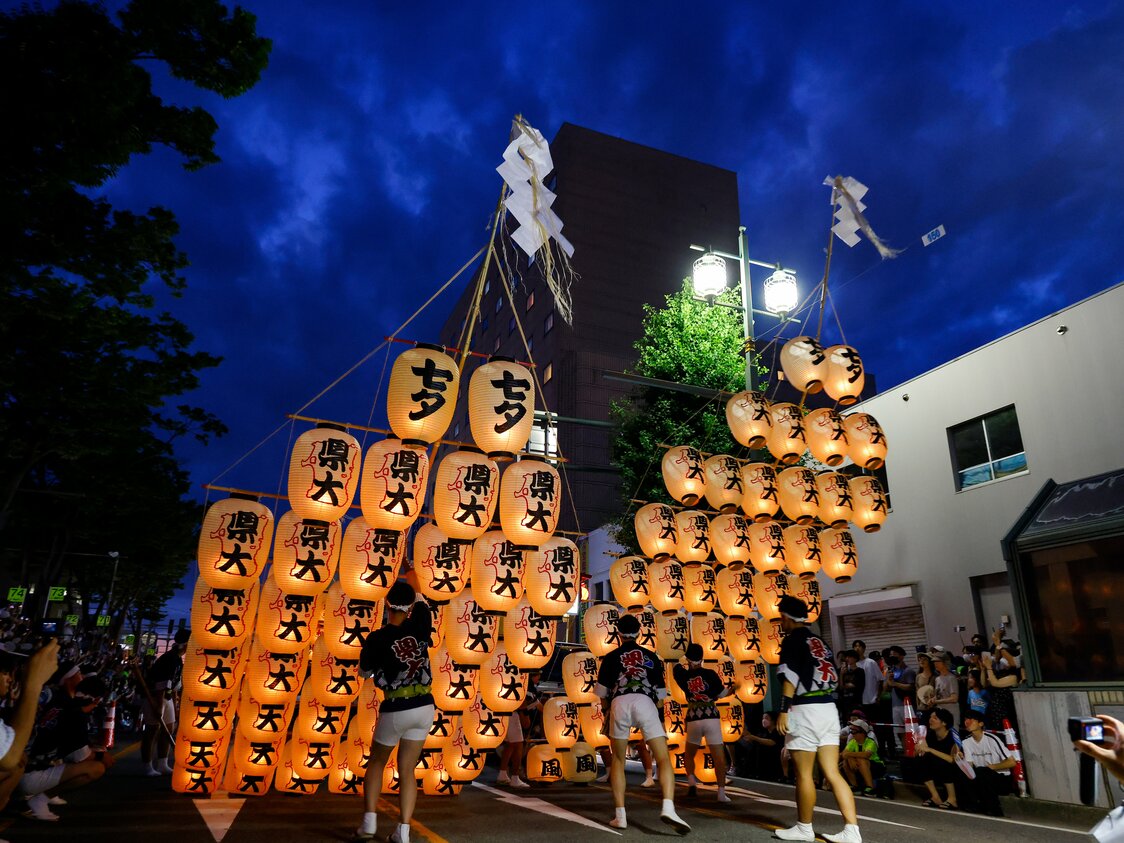 竿灯顶上挂着八幡秋田神社的御币纸条