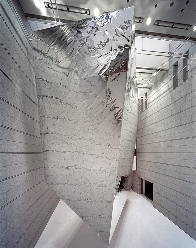 石上純也さんの作品「四角いふうせん」（2007）東京都現代美術館「SPACE FOR YOUR FUTURE」展での展示風景。photo : 市川靖史 courtesy of Gallery Koyanagi