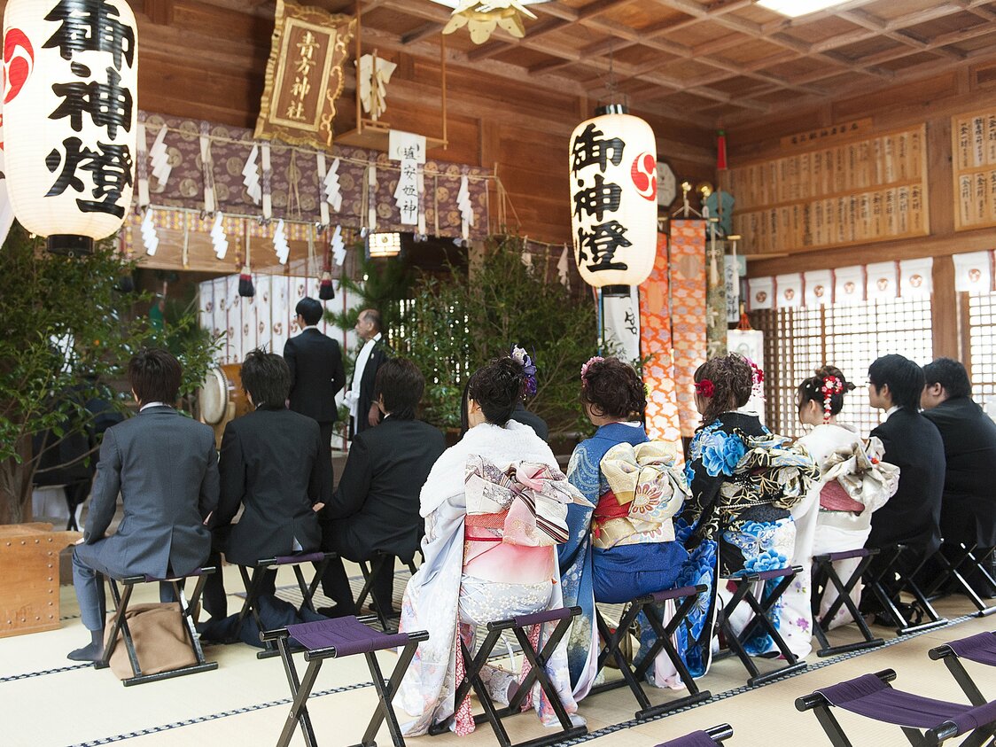 厳かな空気に、少し緊張が見える島の新成人たち