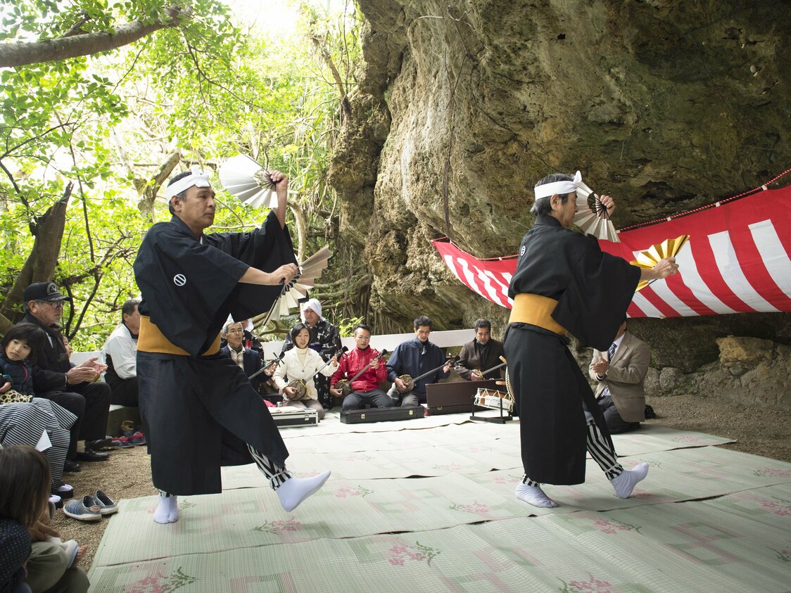 扇子を手にした踊りによって、正月のめでたい雰囲気が盛り上がる