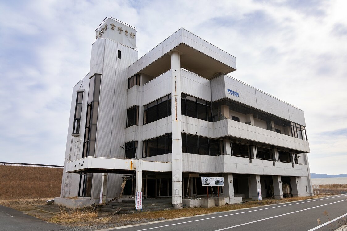 食後の腹ごなしには、海側にある民間震災遺構「高野会館」にも足を延ばしてみてほしい