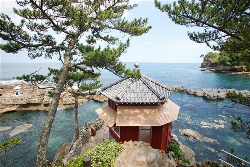 1905年、茨城県北部の五浦海岸に岡倉が思索の場として設計し建設された六角堂。2011年の東日本大震災の津波で流されたが、12年に創建時に近い形でよみがえった（提供：茨城大学五浦美術文化研究所）
