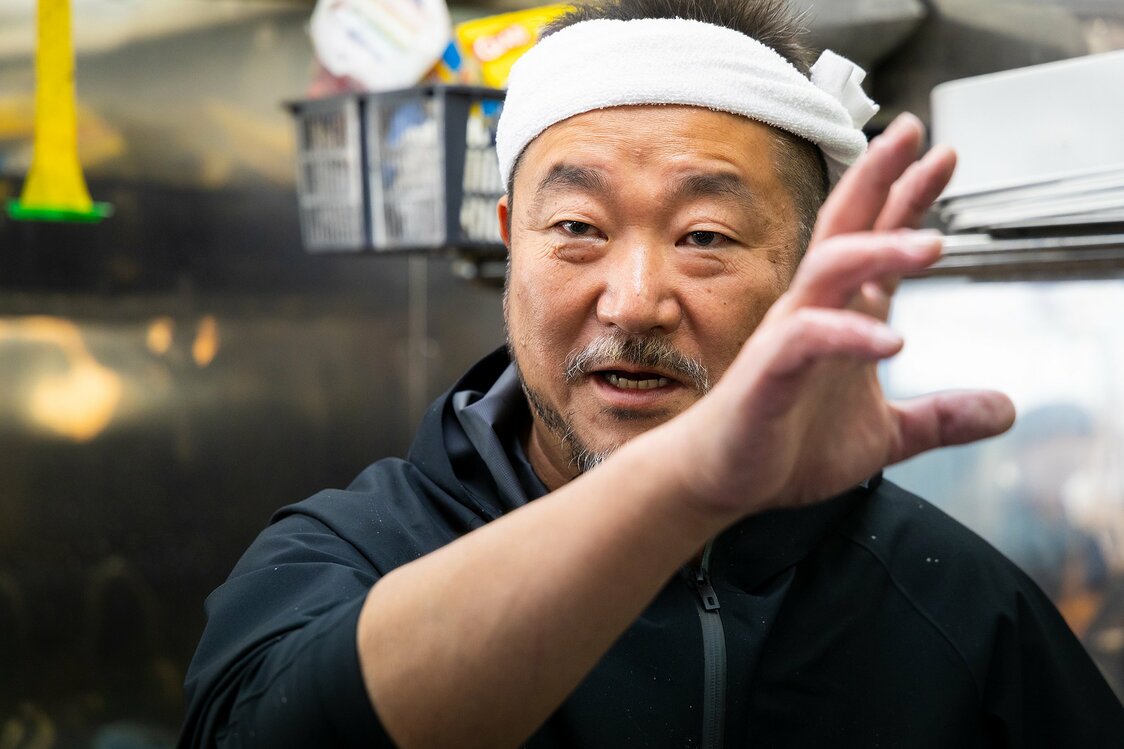 Уэда Кацухико в ресторане Sakanaya Marukama (© Nippon.com)