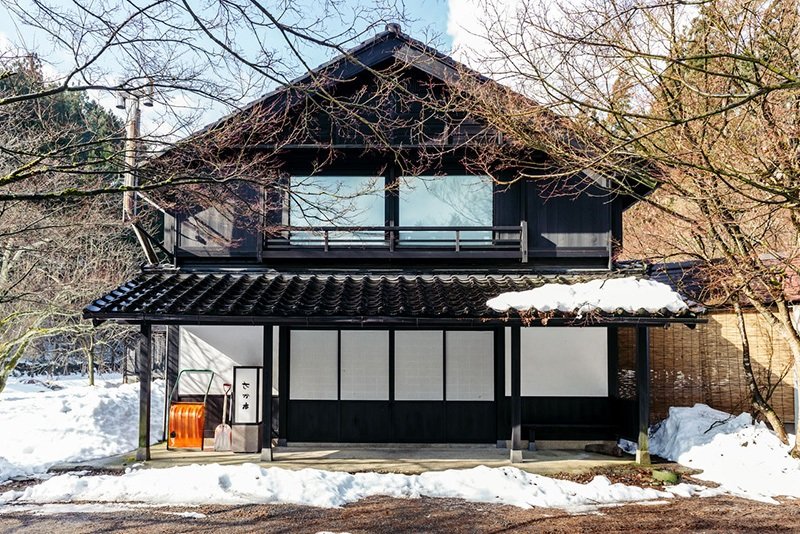 La posada Sakamoto cubierta de nieve.