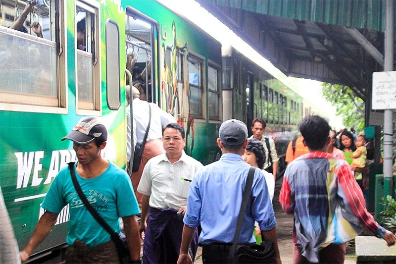 Passengers getting on and off at Parami Station. Carriage doors are always open.
