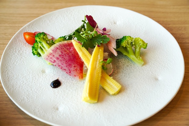 El menú del restaurante ofrece platos con verduras locales cosechadas cada mañana.