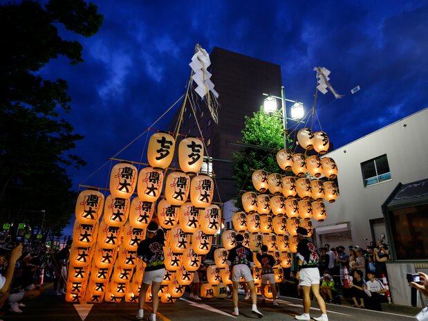 Gohei from the Hachiman Akita Shrine stream from the lantern-decorated frames. (© Haga Library)