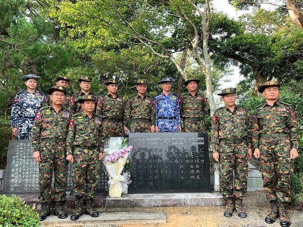 「ビルマゆかりの碑」を訪れたミャンマー国軍の将官一行(浜名湖かんざんじ温泉観光協会提供)