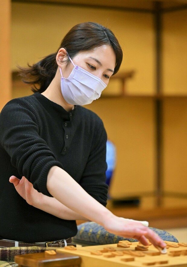 第48期女流名人戦で対局する里見(2022年2月24日、大阪市・関西将棋会館) 共同