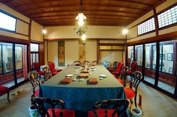 Reproducción de la sala donde se celebró la conferencia de paz (imagen de la autora).